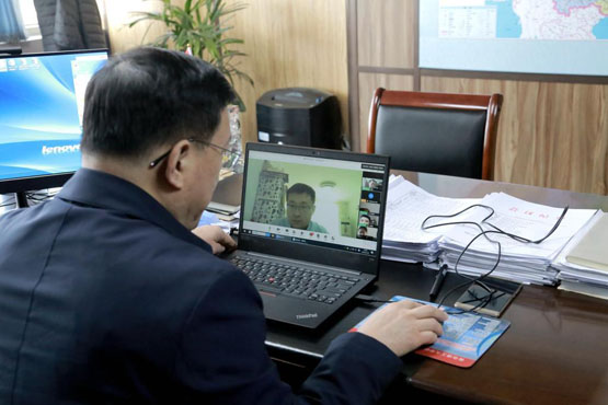 艾弗森贝博ballbet官网校长谭秀森在线参加主题班会，与学生交流