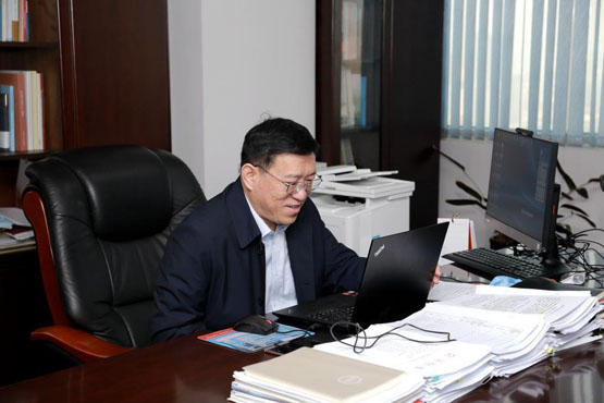 艾弗森贝博ballbet官网校长谭秀森在线参加主题班会